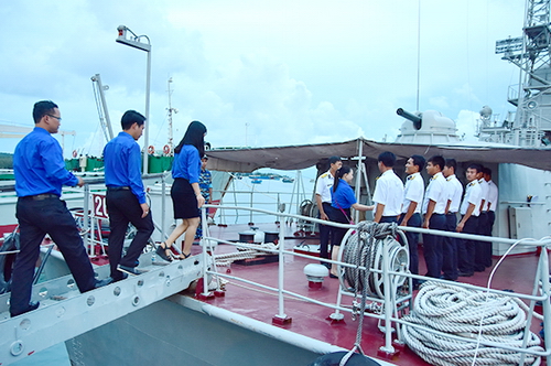 Đoàn thăm tàu và các chiến sĩ Hải đội 512